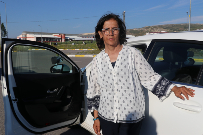 Annesinin mezarını ziyaret edebilmek için 56 yaşında ehliyet aldı