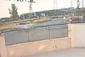 Kontrolden çıkan otomobil savrulup duvara çarptı