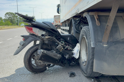 Motosiklet kamyonun tekerleri arasına ok gibi saplandı