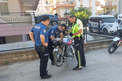 Polisi karşısında görünce motosikleti bırakıp kaçtı