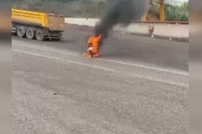Seyir halindeki motosiklet alevlere teslim oldu