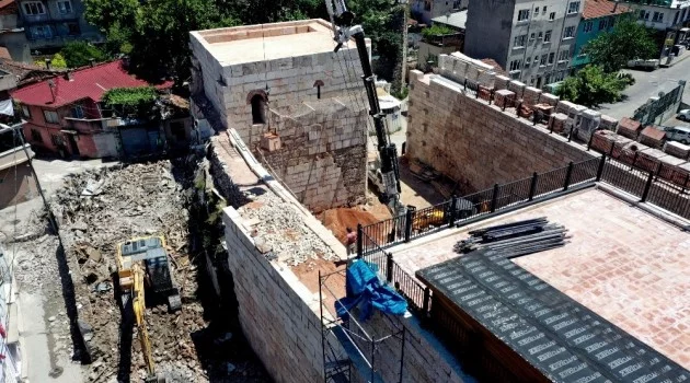 Bursa'da 2300 yıllık surları kuşatan binalar yıkıldı