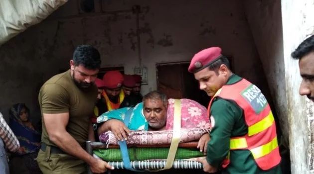 300 kiloluk obez adam askeri helikopterle hastaneye kaldırıldı
