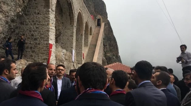 3,5 yılı aşkın süredir süren restorasyonun ardından Sümela Manastırı’nın ziyaret açılması ile ilgili tören düzenleniyor