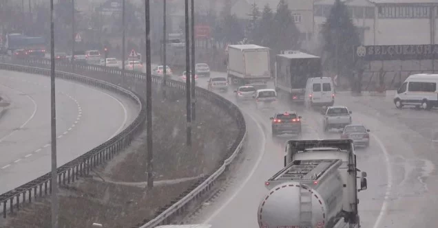 43 ilin geçiş güzergahında trafik yoğunluğu: Kar yağışı sürücüleri olumsuz etkiledi