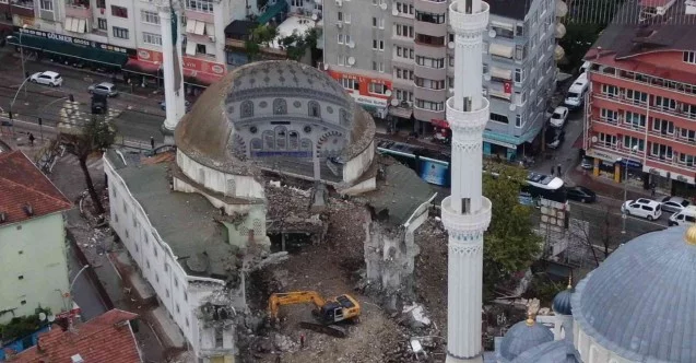 43 yıllık cami yıkıldıktan sonraki ilginç görüntüsüyle dikkat çekiyor
