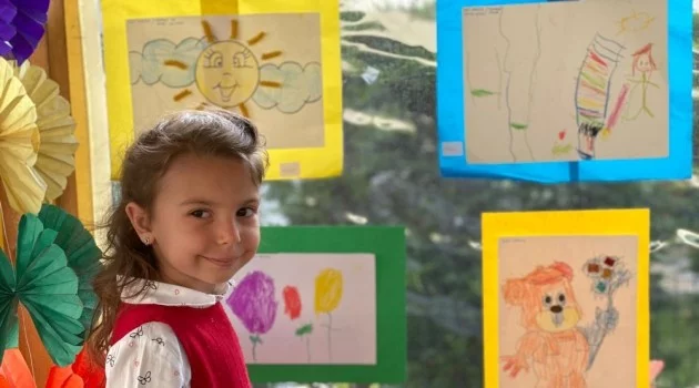 4 yaşındaki Bursalı İnci resim sergisi açtı
