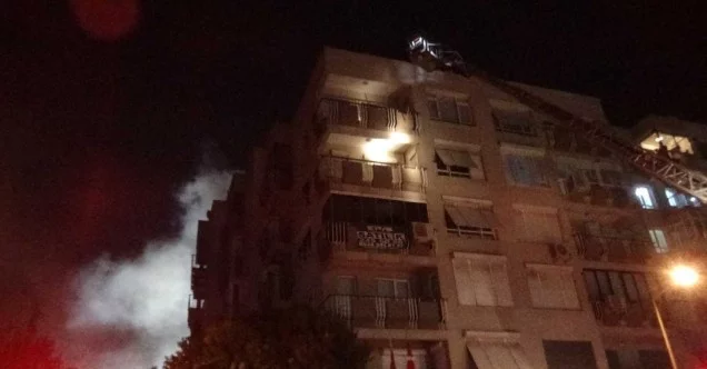5 katlı binada çatı yangını çıktı, Gürsel Aksel Stadı duman altında kaldı