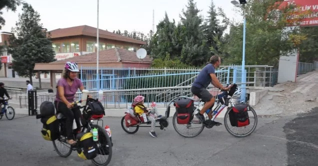 5 yaşındaki kızlarıyla bisiklete binip 105 günde 3 bin kilometre pedal çevirdiler