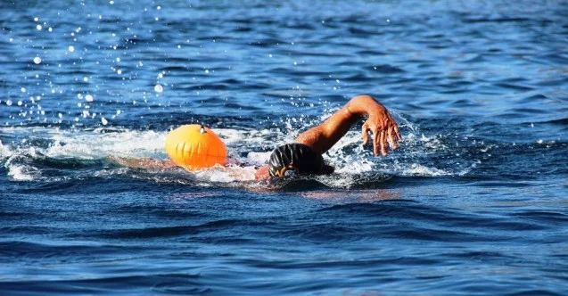 64 yaşındaki yüzücü 11 ayda 1 milyon metre kulaç attı