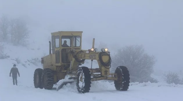 73 köy yolunun kapandığı Elazığ’da ekiplerin kar mesaisi başladı