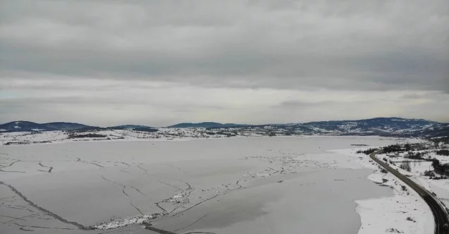 870 hektarlık göl buz tuttu