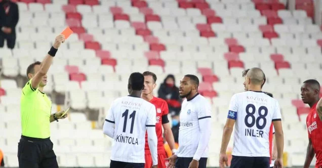 Adana Demirspor’da Babajide Akintola kırmızı kart gördü
