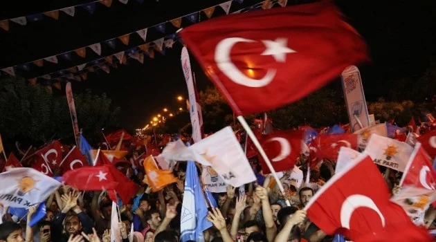 Adana’da davullu zurnalı seçim kutlaması