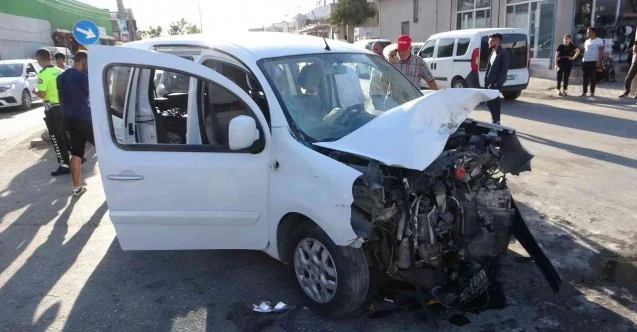 Adana’da iki hafif ticari araç kafa kafaya çarpıştı: 13 yaralı