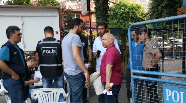 Adana’da sayılan oylar seçim kurullarına getiriliyor