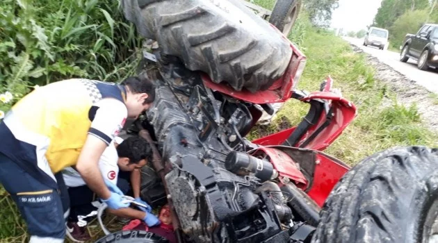Adana’da yoldan çıkan traktör devrildi: 2 yaralı
