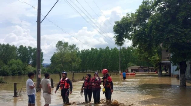 AFAD ekipleri selde 40 vatandaşı kurtardı