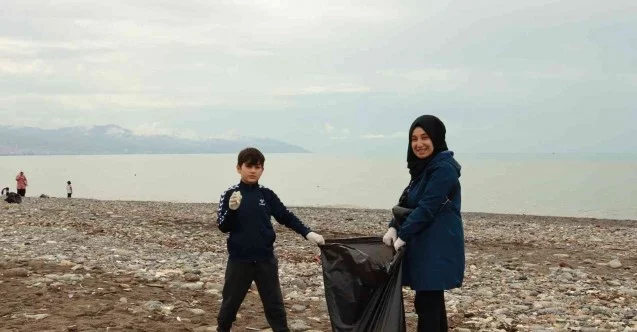 Afgan mülteciler Trabzon sahilini çöpten temizlediler