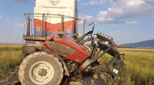 Afyonkarahisar’da tren traktöre çarptı, 1 kişi hayatını kaybetti