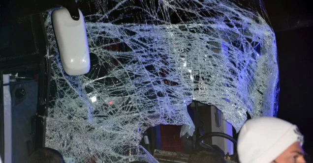 Afyonkarahisar’da yolcu otobüsü tıra çarptı: 1’i ağır 12 yaralı