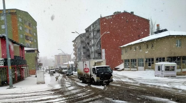 Ağrı’da aniden bastıran kar yağışı sürücülere zor anlar yaşattı