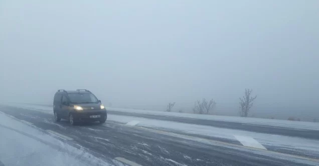 Ağrı’da kar ve sis sürücülere zor anlar yaşattı