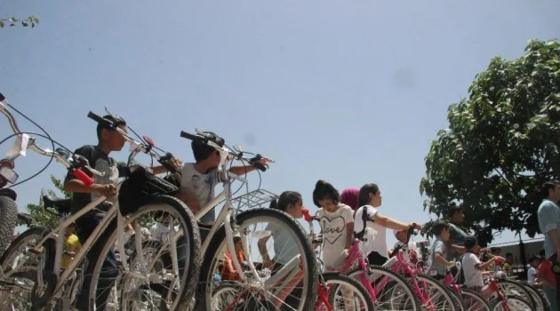 Ailelerine sigarayı bıraktıran çocuklara bisiklet