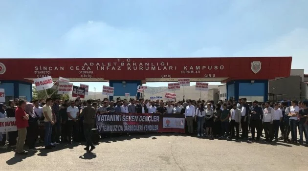 AK Parti Ankara Gençlik Kolları Sincan Adliyesi önünde toplandı