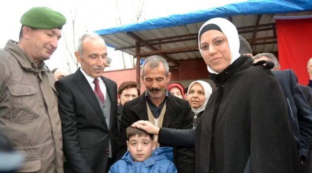 AK Parti Genel Başkan Yardımcısı Ravza Kavakcı Kan’dan şehit evine ziyaret