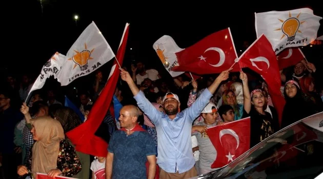 AK Parti ve MHP’li vatandaşlar ‘Cumhur İttifakı’ zaferini kutladı