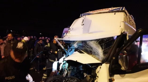 Aksaray’da minibüs tıra arkadan çarptı: 12 yaralı
