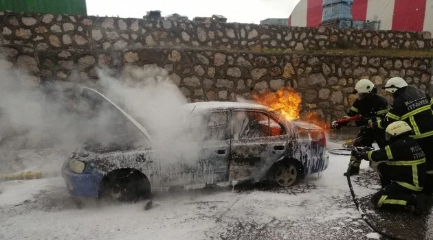 Alev alev yanan LPG’li otomobil küle döndü