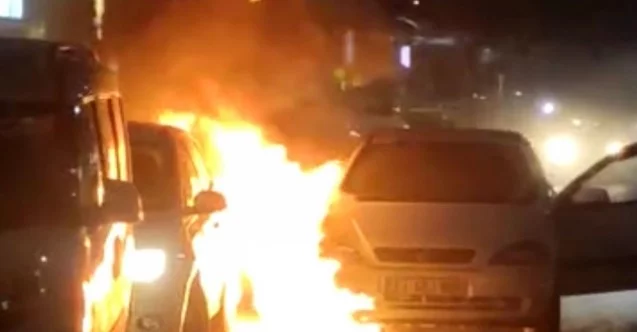 Alev alev yanan otomobili yol kenarına çekti, park halindeki otomobili de yaktı