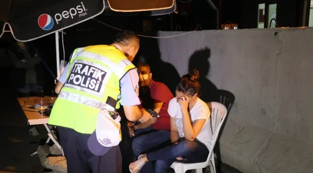 Alkollü sürücü nöbet kulübesine çarptı: 1 polis yaralı