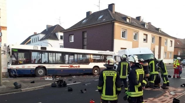 Almanya’da okul servisi duvara çarptı: 22 yaralı