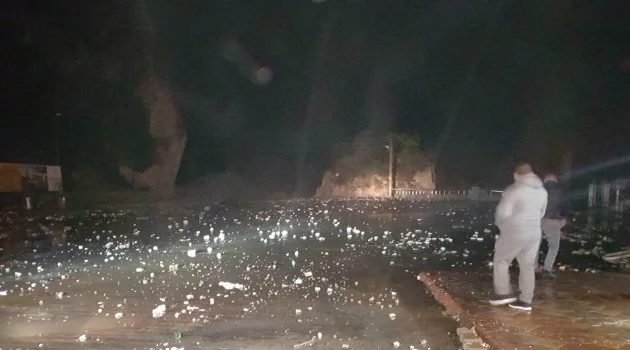 Amasra fırtınaya teslim oldu, araçlar sular altında kaldı