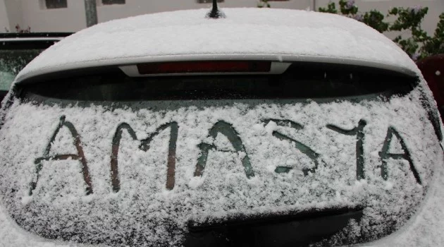 Amasya’ya lapa lapa kar yağdı