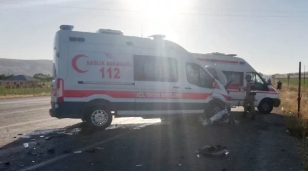 Ambulans ile ticari araç çarpıştı: 6 yaralı