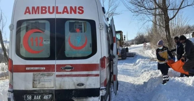 Ambulanslar yolda kaldı, yardımlarına karla mücadele ekipleri koştu