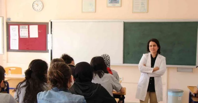 Anadolu Lisesi öğretmen ve öğrencilerinden köy öğrencileri için fabl yazılıp dağıtıldı