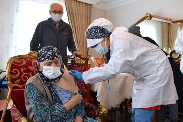 Ankara’da 116 yaşındaki iki kişiye aşı evlerinde yapıldı