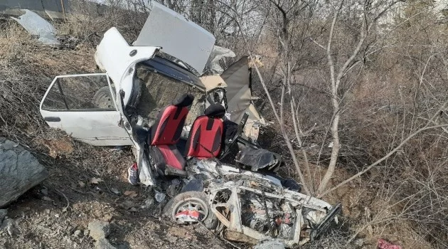 Ankara’da şarampole uçan araç paramparça oldu: 2 yaralı