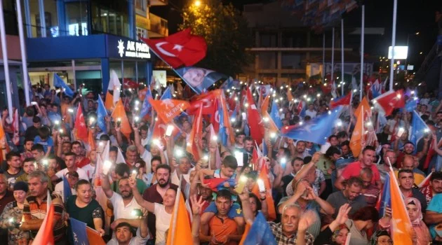 Antalya AK Parti il binasında kutlama