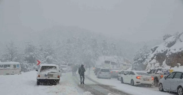 Antalya-Konya karayolunda yoğun kar yağışı sürücülere zor anlar yaşatıyor