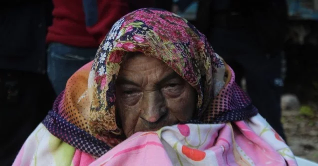 Antalya’da itfaiye ekipleri yaşlı kadını yanmaktan kurtardı