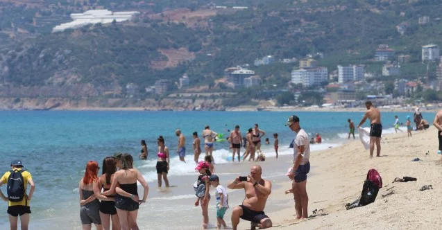 Antalya’da plajlar tıklım tıklım doldu
