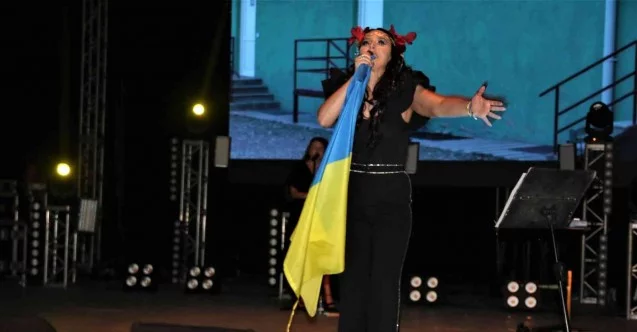 Antalya’da Ukraynalı çocuklar için sahneye çıkan şarkıcı Jamala’dan Bayraktar teşekkürü