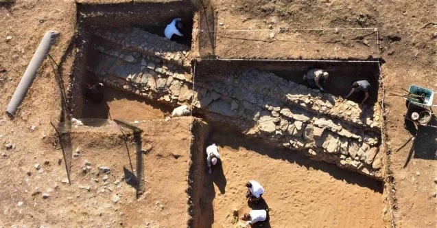 Antik kentte heyecanlandıran keşif: Sütunlu cadde beklerken biri amforada 4 bireyin iskeleti ortaya çıktı