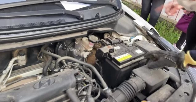 Araç motorunda ki yavru kedi uzun uğraşlarla kurtarıldı